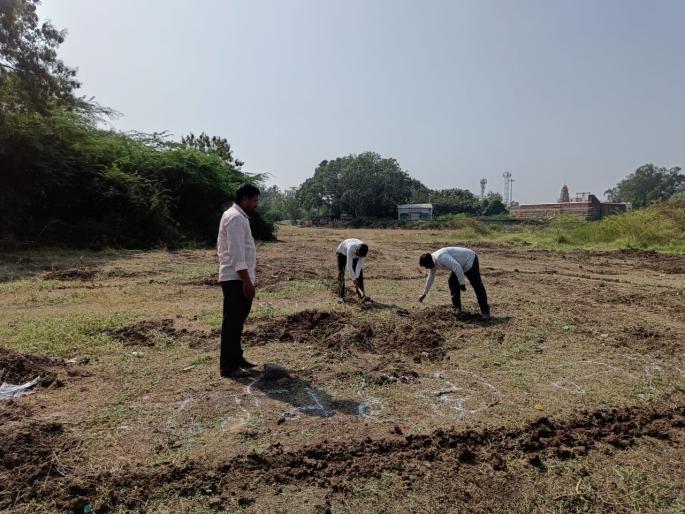 Farmers began to seize land, thorn bushes were removed; Livestock Market in solapur | शेतकऱ्यांकडून जागा पकडण्यास सुरुवात,काटेरी झुडपे काढली; जनावरांचा बाजार Farmers began to seize land, thorn bushes were removed; Livestock Market in solapur | शेतकऱ्यांकडून जागा पकडण्यास सुरुवात,काटेरी झुडपे काढली; जनावरांचा बाजार