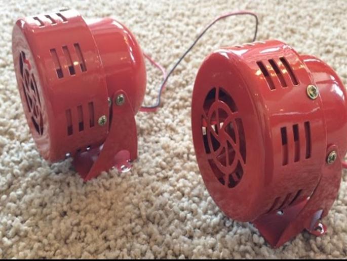 Someone blowing the ambulance horn; Crazy horn craze | ऊठसूठ कोणीही लावतोय ॲम्बुलन्सचा हॉर्न; विचित्र हाॅर्नची क्रेझ Someone blowing the ambulance horn; Crazy horn craze | ऊठसूठ कोणीही लावतोय ॲम्बुलन्सचा हॉर्न; विचित्र हाॅर्नची क्रेझ