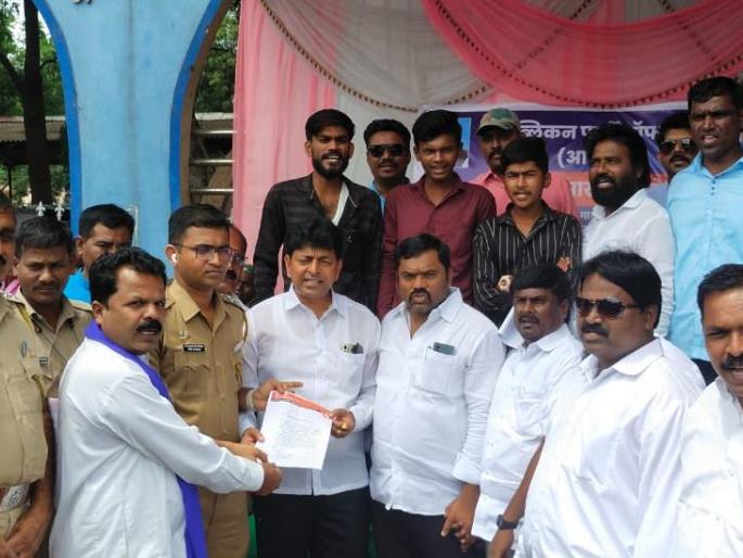 Nana galande, put mocca on the tribe; Ripe's chain hunger strike | नाना गलांडे टोळीवर मोक्का लावा; रिपाइंचे साखळी उपोषण Nana galande, put mocca on the tribe; Ripe's chain hunger strike | नाना गलांडे टोळीवर मोक्का लावा; रिपाइंचे साखळी उपोषण