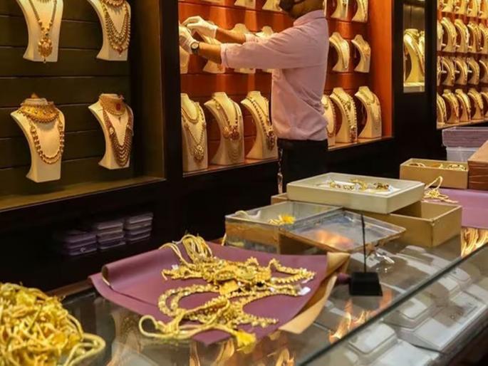 3 Crore 20 Lakh Gold Jewelery Lampas; Police teams towards Nepal | ३ कोटी २० लाखांचे सोन्याचे दागिने लंपास; पोलिस पथके नेपाळच्या दिशेने 3 Crore 20 Lakh Gold Jewelery Lampas; Police teams towards Nepal | ३ कोटी २० लाखांचे सोन्याचे दागिने लंपास; पोलिस पथके नेपाळच्या दिशेने
