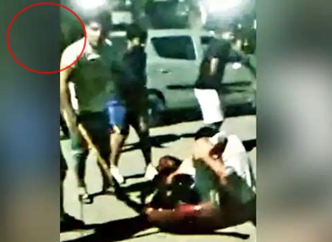 olympian medal winner sushil kumar beating wrestler sagar rana, video viral on social media | सुशील कुमारकडून पैलवान सागरला लाठ्या-काठ्यांनी मारहाण, व्हिडिओ व्हायरल olympian medal winner sushil kumar beating wrestler sagar rana, video viral on social media | सुशील कुमारकडून पैलवान सागरला लाठ्या-काठ्यांनी मारहाण, व्हिडिओ व्हायरल