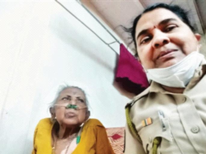 Police 'selfie with grandmother', refraining from committing suicide | आत्महत्येपासून परावृत्त करत, पोलिसांची ‘सेल्फी विथ आजी’ Police 'selfie with grandmother', refraining from committing suicide | आत्महत्येपासून परावृत्त करत, पोलिसांची ‘सेल्फी विथ आजी’