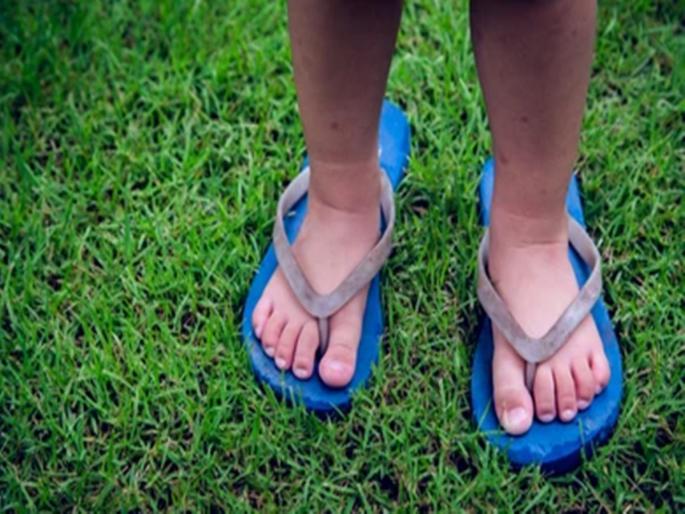 The child committed suicide because he did not take the sandal | चप्पल घेतली नाही, म्हणून चिमुकल्याची आत्महत्या The child committed suicide because he did not take the sandal | चप्पल घेतली नाही, म्हणून चिमुकल्याची आत्महत्या