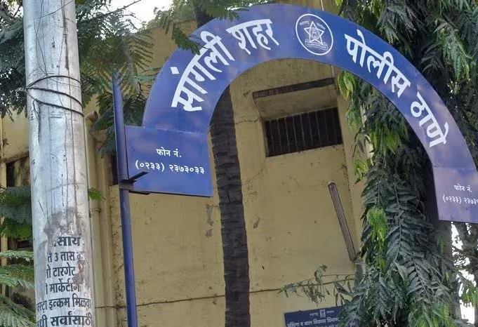 The names of the four in the Reliance robbery case in Sangli have finally emerged | सांगलीतील रिलायन्स दरोड्याप्रकरणी अखेर चौघांची नावे निष्पन्न The names of the four in the Reliance robbery case in Sangli have finally emerged | सांगलीतील रिलायन्स दरोड्याप्रकरणी अखेर चौघांची नावे निष्पन्न