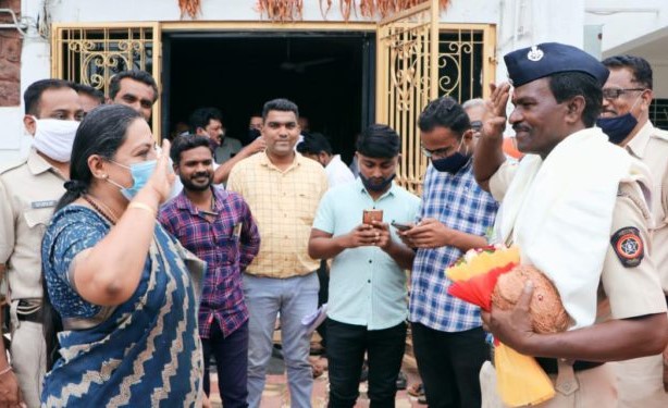 ... So Minister Yashomati Thakur's 'Strong Salute' to the driver of the convoy in mumbai | ... म्हणून ताफ्यातील वाहनचालकाला मंत्री यशोमती ठाकूर यांचा 'कडक सॅल्यूट' ... So Minister Yashomati Thakur's 'Strong Salute' to the driver of the convoy in mumbai | ... म्हणून ताफ्यातील वाहनचालकाला मंत्री यशोमती ठाकूर यांचा 'कडक सॅल्यूट'