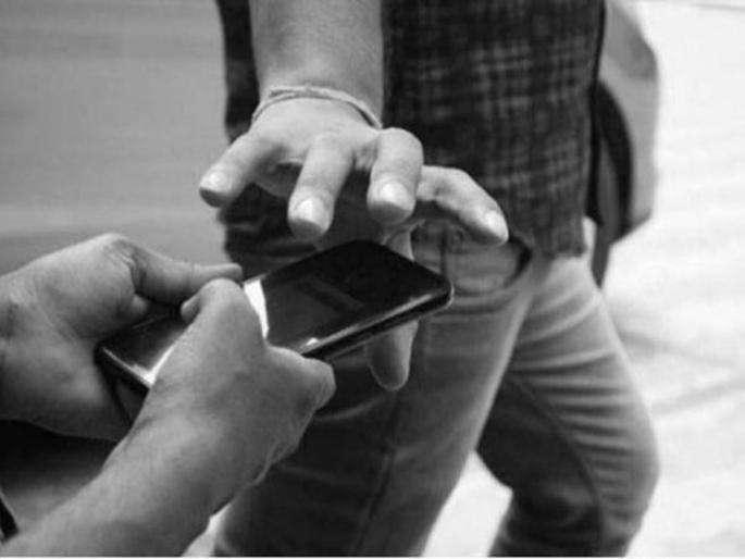 Stopped on the road, mobile phone seized; As soon as there was a scream, people caught it!, arrest three in case of jalgaon | रस्त्यात अडविले, मोबाईल हिसकाविला; आरडा-ओरड होताच लोकांनी पकडले ! Stopped on the road, mobile phone seized; As soon as there was a scream, people caught it!, arrest three in case of jalgaon | रस्त्यात अडविले, मोबाईल हिसकाविला; आरडा-ओरड होताच लोकांनी पकडले !