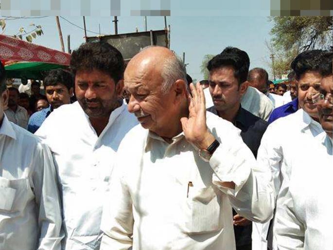 An attempt to steal a mobile phone from the pocket of the former home minister failed, the thief was arrested | माजी गृहमंत्र्यांच्या खिशातून मोबाईल चोरीचा प्रयत्न फसला, चोरटा अटकेत An attempt to steal a mobile phone from the pocket of the former home minister failed, the thief was arrested | माजी गृहमंत्र्यांच्या खिशातून मोबाईल चोरीचा प्रयत्न फसला, चोरटा अटकेत