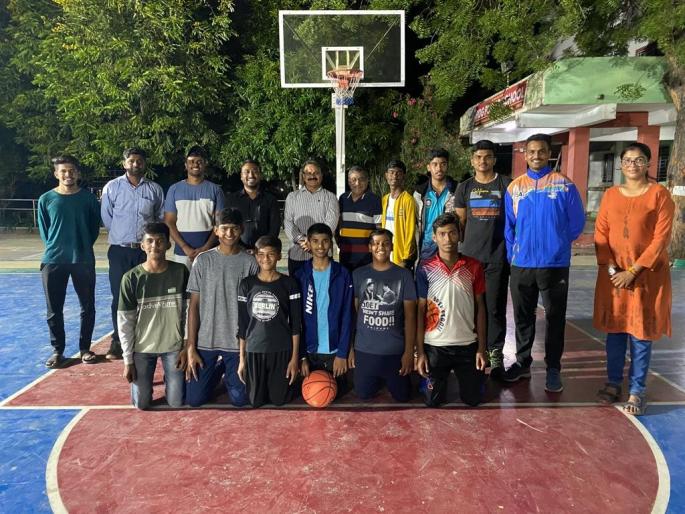 Akola District Basketball Amateur Association team leaves for Inter District Basketball Tournament | आंतरजिल्हा स्पर्धेसाठी अकोला जिल्हा बास्केटबॉल हौशी असोसिएशन संघ रवाना