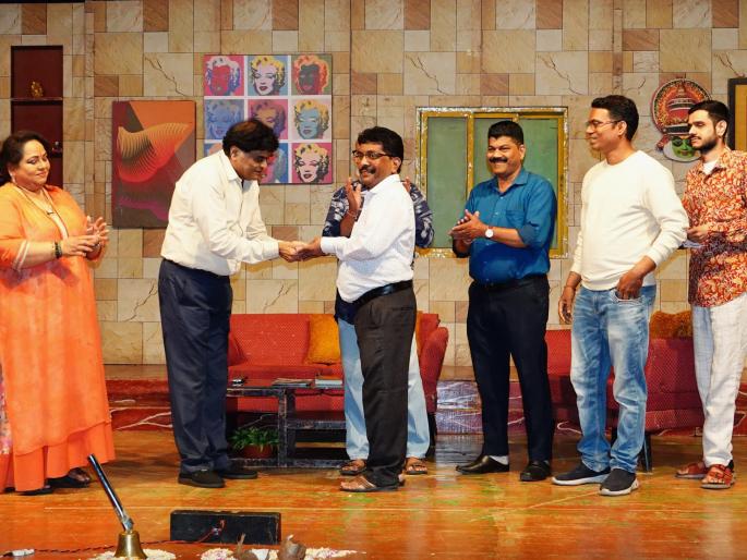 Rs 1,25,000 help from 'Ashtavinayak' to theater institute; Money collected from 'Vacuum Cleaner' | अष्टविनायकची मराठी नाट्य व्यवस्थापक संघाला १,२५,००० रुपये मदत Rs 1,25,000 help from 'Ashtavinayak' to theater institute; Money collected from 'Vacuum Cleaner' | अष्टविनायकची मराठी नाट्य व्यवस्थापक संघाला १,२५,००० रुपये मदत