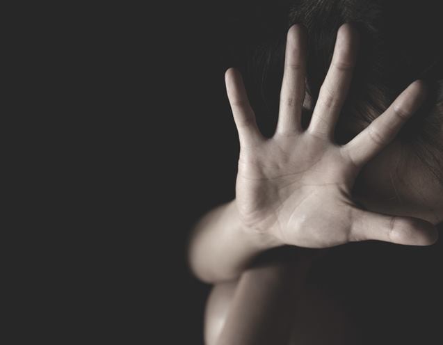 Beating and molesting a young woman in Bharchouk; Crime against three including woman | भरचौकात युवतीला मारहाण करत विनयभंग; महिलेसह तिघांविरुद्ध गुन्हा Beating and molesting a young woman in Bharchouk; Crime against three including woman | भरचौकात युवतीला मारहाण करत विनयभंग; महिलेसह तिघांविरुद्ध गुन्हा