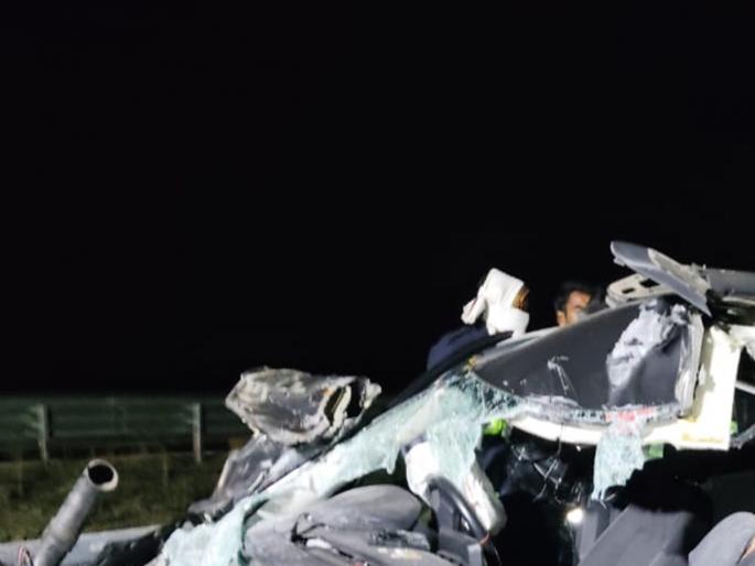 Another accident on Samriddhi Highway; One killed, one critical | समृद्धी महामार्गावर पुन्हा अपघात; गाडीचा चक्काचूर, एक ठार १ गंभीर Another accident on Samriddhi Highway; One killed, one critical | समृद्धी महामार्गावर पुन्हा अपघात; गाडीचा चक्काचूर, एक ठार १ गंभीर