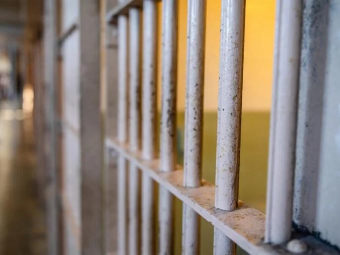 Three years rigorous imprisonment for kissing a 12th grade girl by court | बारावीतील मुलीचे चुंबन घेणाऱ्यास 3 वर्षांचा सश्रम कारावास; दंडही ठोठावला Three years rigorous imprisonment for kissing a 12th grade girl by court | बारावीतील मुलीचे चुंबन घेणाऱ्यास 3 वर्षांचा सश्रम कारावास; दंडही ठोठावला