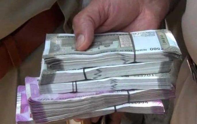 Lampas worth Rs 96,000 from two-wheeler trunk in jalgaon | दुचाकीच्या डिक्कीतून ९६ हजार रुपये लंपास, चोरटा सीसीटीव्हीत कैद