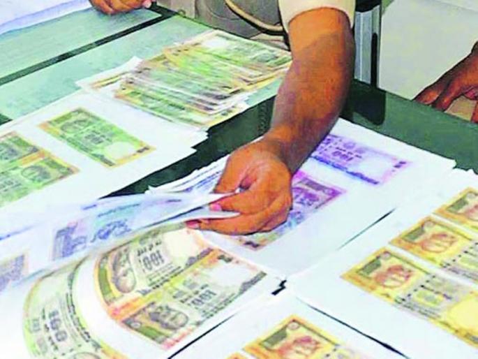 Fake notes found with suspected youth in Satara | साताऱ्यात संशयित तरुणाकडे सापडल्या बनावट नोटा Fake notes found with suspected youth in Satara | साताऱ्यात संशयित तरुणाकडे सापडल्या बनावट नोटा