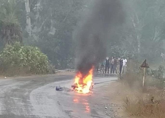An 11 KV wire fell on the body of a teacher passing by on a scooter, burning the woman to ashes | स्कुटीवरुन जाणाऱ्या शिक्षिकेच्या अंगावर 11 Kv ची तार पडली, महिला जळून खाक An 11 KV wire fell on the body of a teacher passing by on a scooter, burning the woman to ashes | स्कुटीवरुन जाणाऱ्या शिक्षिकेच्या अंगावर 11 Kv ची तार पडली, महिला जळून खाक