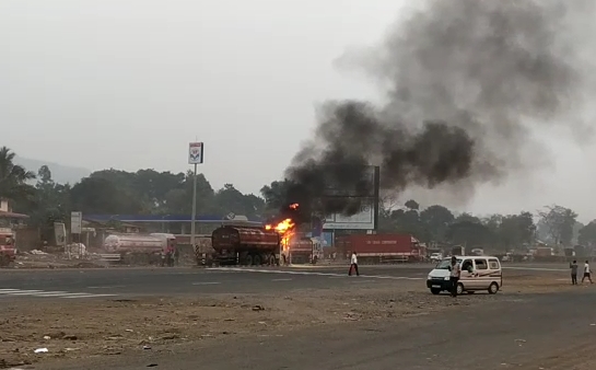 There were two petrol pumps near the spot in dahanu | तेलाच्या टँकरने घेतला पेट, घटनास्थळाजवळ होते दोन पेट्रोलपंप There were two petrol pumps near the spot in dahanu | तेलाच्या टँकरने घेतला पेट, घटनास्थळाजवळ होते दोन पेट्रोलपंप