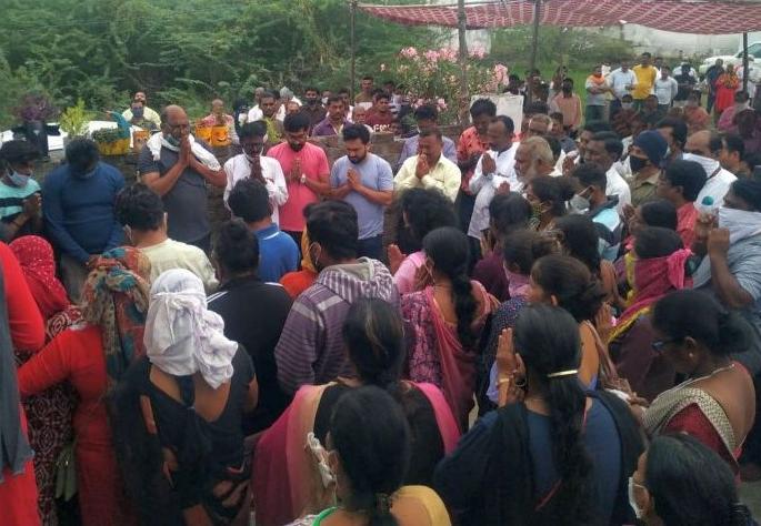 Funeral at Wani in Teltumbde under tight police security | कडक पोलीस बंदोबस्तात तेलतुंबडेच्या पार्थिवावर वणीत अंत्यसंस्कार Funeral at Wani in Teltumbde under tight police security | कडक पोलीस बंदोबस्तात तेलतुंबडेच्या पार्थिवावर वणीत अंत्यसंस्कार