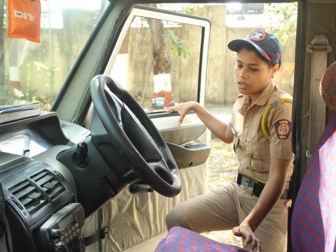 Daring because of 'khaki'; Now the steering of police vehicles is in the hands of 13 people in amravati | ‘खाकी’मुळे डेअरिंग; आता १३ जणींच्या हाती पोलिस वाहनांचे स्टिअरिंग