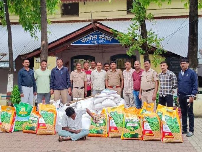 Stolen seeds from Pulgaon caught in Chandur Railway, two arrested | पुलगाव येथील चोरी गेलेले बियाणे चांदूर रेल्वेत पकडले, दोघांना अटक Stolen seeds from Pulgaon caught in Chandur Railway, two arrested | पुलगाव येथील चोरी गेलेले बियाणे चांदूर रेल्वेत पकडले, दोघांना अटक