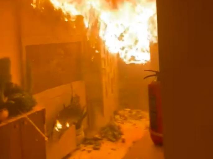 Firecrackers were burst even after midnight in Mira Bhayander in violation of the ban order | बंदी आदेश मोडून फोडले गेले फटाके; ३२ ठिकाणी लागल्या आगी Firecrackers were burst even after midnight in Mira Bhayander in violation of the ban order | बंदी आदेश मोडून फोडले गेले फटाके; ३२ ठिकाणी लागल्या आगी