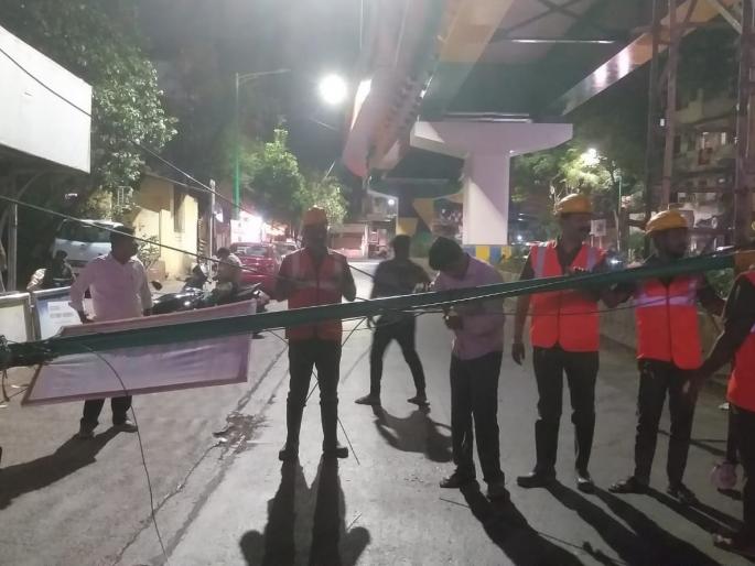 A street lamp at Castlemill Circle collapsed; The run of disaster department personnel | कॅसलमिल सर्कल येथील पथदिव्याचा खांब कोसळला; आपत्ती विभागाच्या जवानांची धाव A street lamp at Castlemill Circle collapsed; The run of disaster department personnel | कॅसलमिल सर्कल येथील पथदिव्याचा खांब कोसळला; आपत्ती विभागाच्या जवानांची धाव