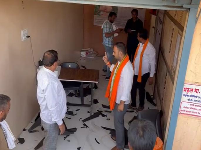 Anger of Shiv Sena Thackeray group workers, vandalism of crop insurance office in akola | शिवसेना ठाकरे गटाच्या कार्यकर्त्यांचा संताप, पीकविमा कार्यालयाची तोडफोड