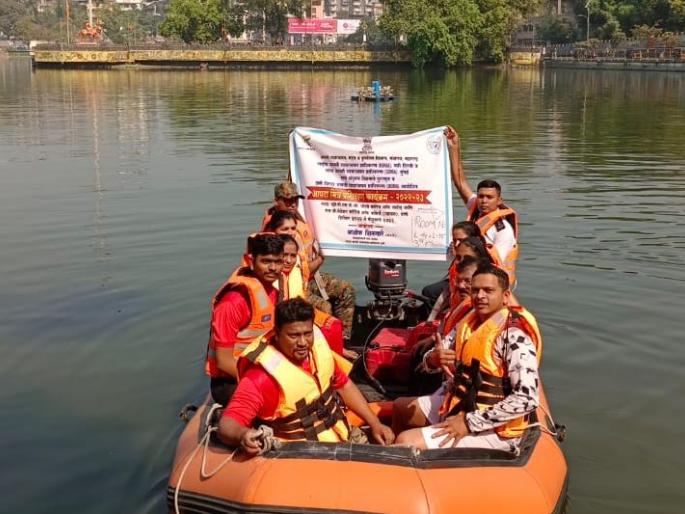 Boating lessons for disaster friends in the lake, pre-flood training in thane | ठाण्यात आपदा मित्रांना तलावात ‘बोट’ चालवण्याचे धडे, पूरस्थितीपूर्व प्रशिक्षण Boating lessons for disaster friends in the lake, pre-flood training in thane | ठाण्यात आपदा मित्रांना तलावात ‘बोट’ चालवण्याचे धडे, पूरस्थितीपूर्व प्रशिक्षण