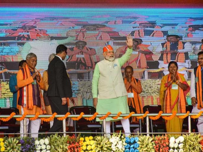 Old Bhidus join hands again, Modi criticizes alliance in Tripura | जुन्या भिडूंनी पुन्हा केली हातमिळवणी, त्रिपुरातील युतीवर मोदींची टीका Old Bhidus join hands again, Modi criticizes alliance in Tripura | जुन्या भिडूंनी पुन्हा केली हातमिळवणी, त्रिपुरातील युतीवर मोदींची टीका