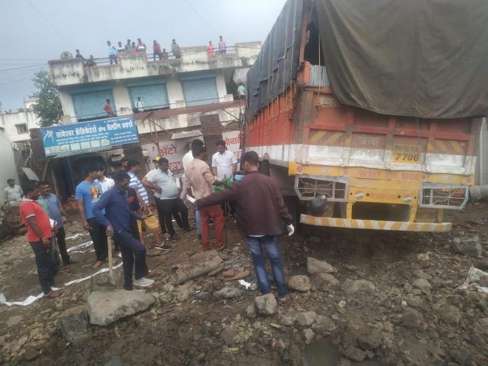 Three killed, two injured in truck-borne truck crash in pune mulashi | सुसाट वेगातील ट्रकच्या धडकेत दुचाकीवरील तिघे ठार, आईसह लहान बाळाचा मृत्यू Three killed, two injured in truck-borne truck crash in pune mulashi | सुसाट वेगातील ट्रकच्या धडकेत दुचाकीवरील तिघे ठार, आईसह लहान बाळाचा मृत्यू