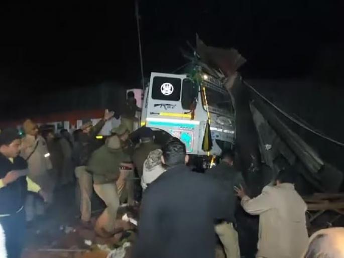 Speedwagon truck on the highway rammed into Dhaba; Four died on the spot, 2 injured in kanpur | हायवेवरील वेगवान ट्रक धाब्यावर घुसला; चौघांचा जागीच मृत्यू, २ जखमी