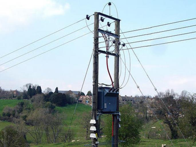 Short circuit burns transformer of Mahavitran, incident at Saraswati Chowk | शॉर्टसर्किटने महावितरणचा ट्रान्सफार्मर जळाला, सरस्वती चौकातील घटना Short circuit burns transformer of Mahavitran, incident at Saraswati Chowk | शॉर्टसर्किटने महावितरणचा ट्रान्सफार्मर जळाला, सरस्वती चौकातील घटना