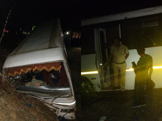 The tires of the travelers leaving with the wedding dowry burst; 15 passengers injured, police admitted in wardha | लग्नाचं वऱ्हाड घेऊन निघालेल्या ट्रॅव्हल्सला अपघात; 15 प्रवासी जखमी, पोलीस दाखल The tires of the travelers leaving with the wedding dowry burst; 15 passengers injured, police admitted in wardha | लग्नाचं वऱ्हाड घेऊन निघालेल्या ट्रॅव्हल्सला अपघात; 15 प्रवासी जखमी, पोलीस दाखल