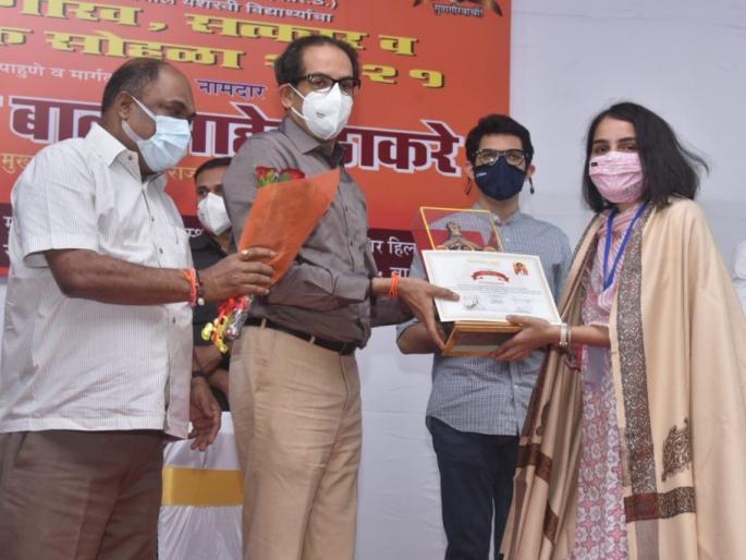 'Administration officials should learn to say yes and politicians should say no', Uddhav thackeray on IAS crack student | 'प्रशासनातील अधिकाऱ्यांनी हो अन् राजकारण्यांनी नाही म्हणायला शिकलं पाहिजे' 'Administration officials should learn to say yes and politicians should say no', Uddhav thackeray on IAS crack student | 'प्रशासनातील अधिकाऱ्यांनी हो अन् राजकारण्यांनी नाही म्हणायला शिकलं पाहिजे'