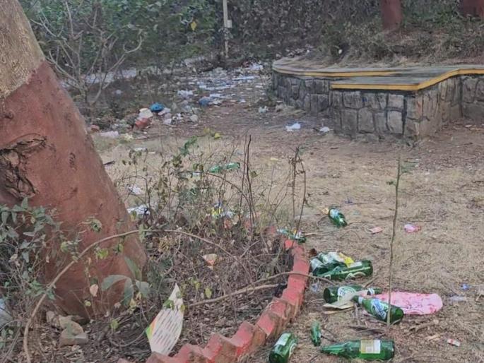 Awakala came to Swantaryveer Savarkar Udyan in Aarey Colony, Mumbai | मुंबईच्या आरे कॉलनीतील स्वांतत्र्यवीर सावरकर उद्यानाला आली अवकळा Awakala came to Swantaryveer Savarkar Udyan in Aarey Colony, Mumbai | मुंबईच्या आरे कॉलनीतील स्वांतत्र्यवीर सावरकर उद्यानाला आली अवकळा