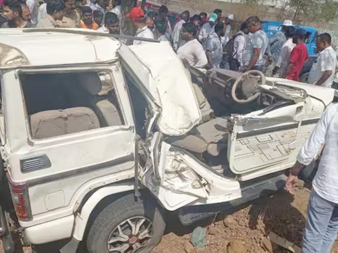 Horrific accident of Bolero and two-wheeler near Nashik dindori; 5 people were killed | नाशिकजवळ बोलेरो अन् दुचाकीचा भीषण अपघात; ५ जण ठार Horrific accident of Bolero and two-wheeler near Nashik dindori; 5 people were killed | नाशिकजवळ बोलेरो अन् दुचाकीचा भीषण अपघात; ५ जण ठार