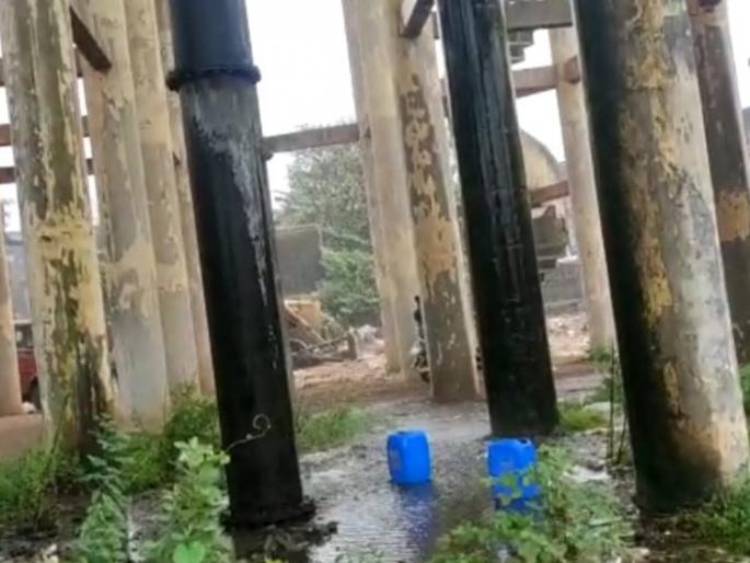 Ulhasnagar Municipal Corporation's water tank leaks, thousands of liters of water goes down | उल्हासनगर महापालिकेच्या जलकुंभाला गळती; हजारो लिटर पाणी जाते खाली Ulhasnagar Municipal Corporation's water tank leaks, thousands of liters of water goes down | उल्हासनगर महापालिकेच्या जलकुंभाला गळती; हजारो लिटर पाणी जाते खाली
