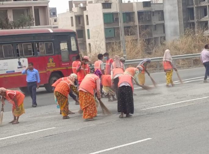 Even before the arrival of the Prime Minister, the government machinery worked; The roads are shiny | पंतप्रधानांच्या आगमनापूर्वीच शासकीय यंत्रणा कामाला; रस्ते चकाचक Even before the arrival of the Prime Minister, the government machinery worked; The roads are shiny | पंतप्रधानांच्या आगमनापूर्वीच शासकीय यंत्रणा कामाला; रस्ते चकाचक