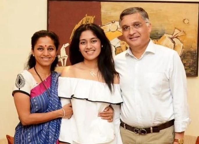 daughter gives special gift from salary money, Supriya Sule is overjoyed | लेकीनं पगाराच्या पैशातून स्पेशल गिफ्ट दिलंय, सुप्रिया सुळेंना अत्यानंद daughter gives special gift from salary money, Supriya Sule is overjoyed | लेकीनं पगाराच्या पैशातून स्पेशल गिफ्ट दिलंय, सुप्रिया सुळेंना अत्यानंद