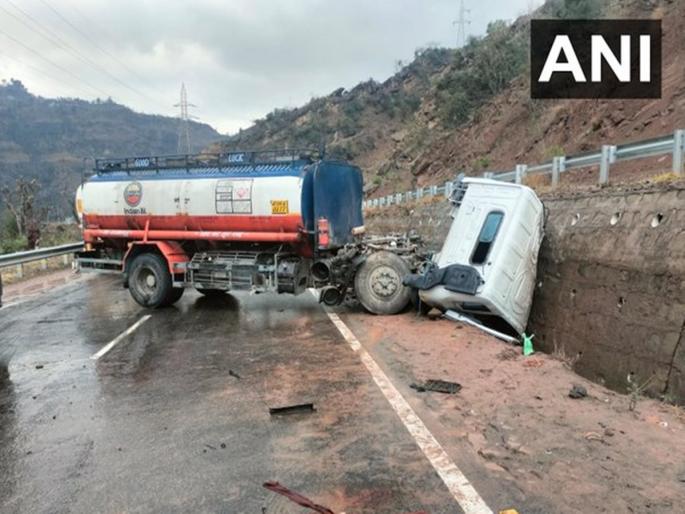 Fatal accident on Jammu-Kashmir route; One was killed on the spot after being hit by a tank | जम्मू-काश्मीर मार्गावर भीषण अपघात; टँकचरच्या धडकेत १ जागीच ठार Fatal accident on Jammu-Kashmir route; One was killed on the spot after being hit by a tank | जम्मू-काश्मीर मार्गावर भीषण अपघात; टँकचरच्या धडकेत १ जागीच ठार