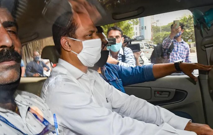 sachin Waze handed over the bequest to Hiren to kill Pradip Sharma pdc | वाझेनेच प्रदीप शर्माला दिली हिरेनच्या हत्येची सुपारी sachin Waze handed over the bequest to Hiren to kill Pradip Sharma pdc | वाझेनेच प्रदीप शर्माला दिली हिरेनच्या हत्येची सुपारी