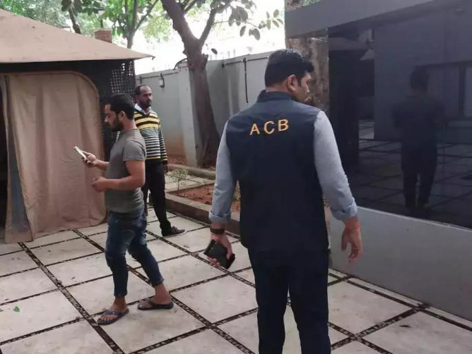 16 bribe-taking policemen are protected due to the special favor of seniors | वरिष्ठांची खास मर्जी असल्याने 16 लाचखोर पोलिसांना अभय 16 bribe-taking policemen are protected due to the special favor of seniors | वरिष्ठांची खास मर्जी असल्याने 16 लाचखोर पोलिसांना अभय