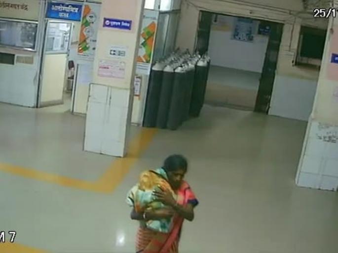 CCTV footage of woman abandoning baby released after 9 months in buldhana | बाळाला टाकून जाणाऱ्या महिलेचे सीसीटीव्ही फुटेज 9 महिन्यानंतर केले सार्वजनिक CCTV footage of woman abandoning baby released after 9 months in buldhana | बाळाला टाकून जाणाऱ्या महिलेचे सीसीटीव्ही फुटेज 9 महिन्यानंतर केले सार्वजनिक