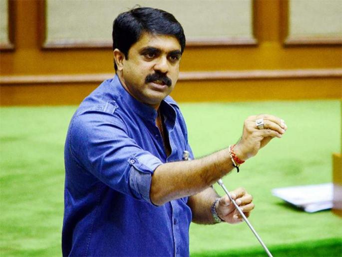 A move to outsource traditional chess players: Vijay Sardesai | पारंपरिक शॅक्स व्यवसायिकांना डावलून बाहेरच्यांना आण्याचा डाव - विजय सरदेसाई A move to outsource traditional chess players: Vijay Sardesai | पारंपरिक शॅक्स व्यवसायिकांना डावलून बाहेरच्यांना आण्याचा डाव - विजय सरदेसाई