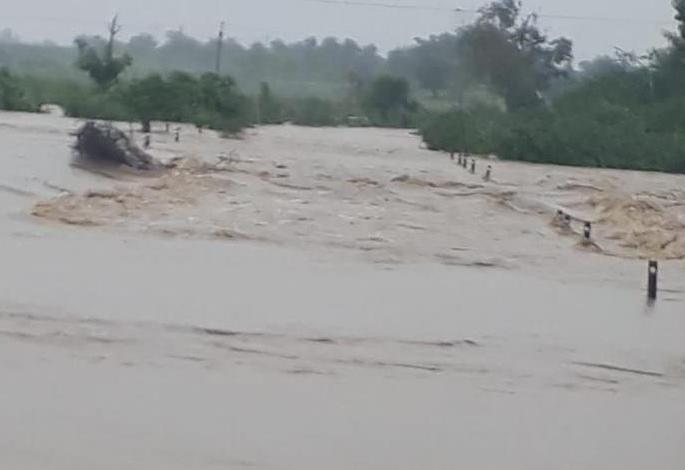 Santadhar continues in Wardha district; In many places, the flood situation is bad, roads are closed | वर्धा जिल्ह्यात संतधार सुरूच; अनेक ठिकाणी पूर परिस्थिती बिकट, रस्ते बंद Santadhar continues in Wardha district; In many places, the flood situation is bad, roads are closed | वर्धा जिल्ह्यात संतधार सुरूच; अनेक ठिकाणी पूर परिस्थिती बिकट, रस्ते बंद