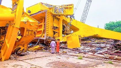 11 killed in crane collapse in Visakhapatnam | विशाखापट्टणममध्ये क्रेन कोसळून ११ ठार 11 killed in crane collapse in Visakhapatnam | विशाखापट्टणममध्ये क्रेन कोसळून ११ ठार