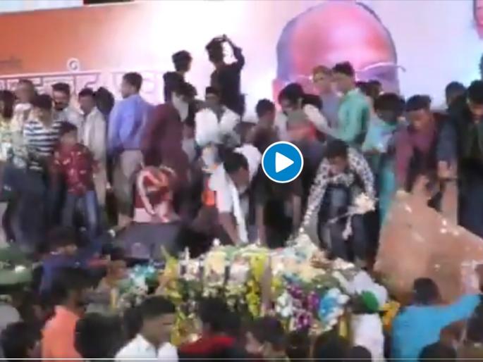 In Dhananjay Munde's Parli, activists go to eat cake, video goes viral | धनंजय मुंडेंच्या परळीत कार्यकर्त्यांची केक खाण्यासाठी झुंबड, व्हिडिओ व्हायरल