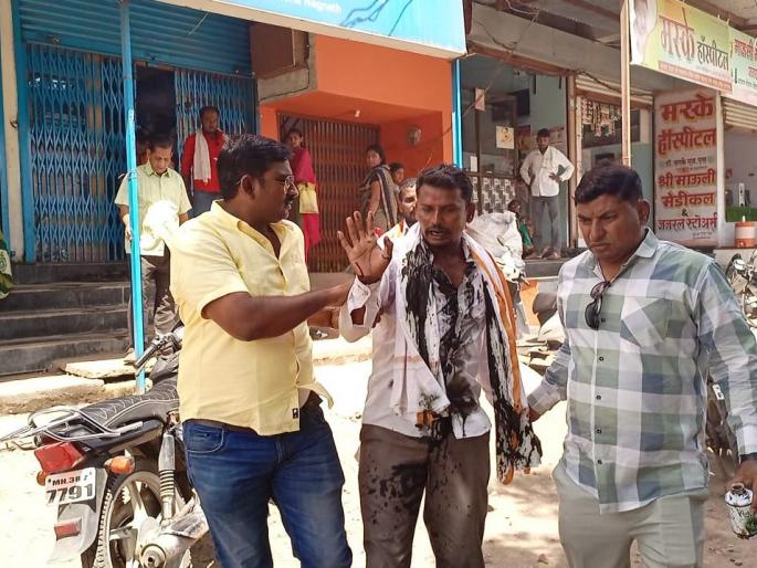 Farmer attempts suicide in bank for crop loan approval in hingoli | पीक कर्ज मंजुरीसाठी शेतकऱ्याचा बँकेतच संताप; विषारी किटकनाशकच प्यायले Farmer attempts suicide in bank for crop loan approval in hingoli | पीक कर्ज मंजुरीसाठी शेतकऱ्याचा बँकेतच संताप; विषारी किटकनाशकच प्यायले