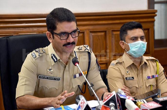 The 9 forts buried in the field were dug up by the Mumbai Paelis | लग्न... बेरोजगारीमुळे घातला दरोडा, पोलिसांनी शेतातून उकरले 9 किलो सोने The 9 forts buried in the field were dug up by the Mumbai Paelis | लग्न... बेरोजगारीमुळे घातला दरोडा, पोलिसांनी शेतातून उकरले 9 किलो सोने