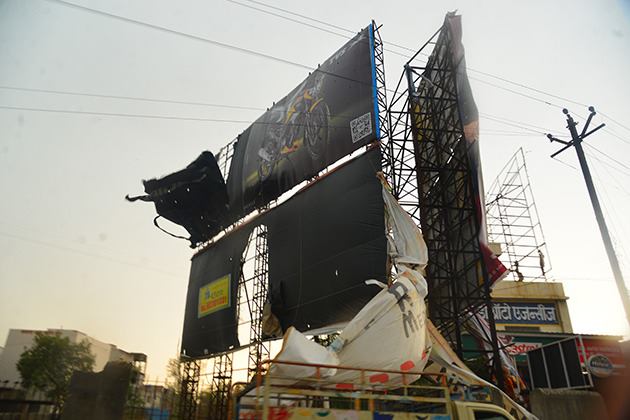 Jalgaon's dhandal was blown away by a storm with a speed of 35 to 40 km | सोसाट्याचा वारा... ३५ ते ४० किमी वेगाच्या वादळाने उडविली जळगावकरांची धांदल Jalgaon's dhandal was blown away by a storm with a speed of 35 to 40 km | सोसाट्याचा वारा... ३५ ते ४० किमी वेगाच्या वादळाने उडविली जळगावकरांची धांदल