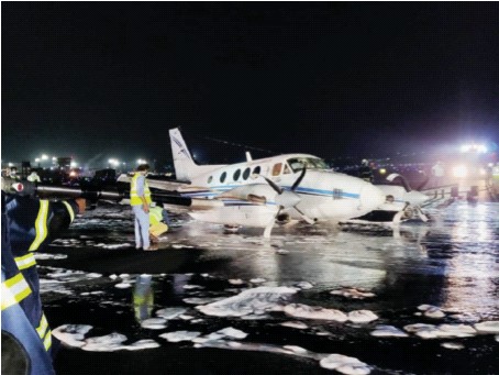 The plane made a thrilling landing in Mumbai even after the wheel came off | चाक निखळूनही विमानाचे मुंबईत थरारक लँडिंग The plane made a thrilling landing in Mumbai even after the wheel came off | चाक निखळूनही विमानाचे मुंबईत थरारक लँडिंग